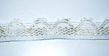 Dentelle blanche et dorée