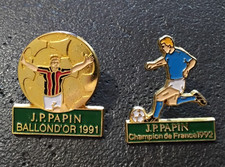 Pin’s Lot de 2 Sport Football JP Papin Ballon d'Or 91 Championnat France 92 (25)