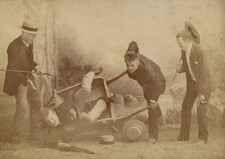 Fantaisie, Humour, Homme Renversé de sa Brouette vintage albumen print Tirage 