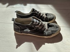 Paire de chaussures baskets