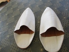 1 paire de babouches en cuir véritable , venant du Maroc