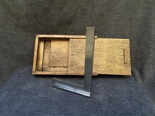 Équerre à Chapeau Métal Mécanicien Avec Sa Boîte En Bois Sur Mesure