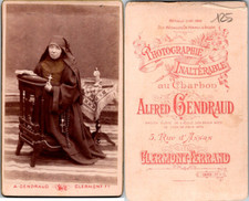 CDV A. Gendraud, Clermont-Ferrand, Religieuse agenouillée sur un prie-Dieu, circ