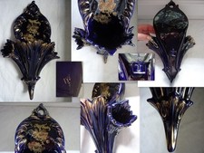 ANCIENNE BOUQUETIERE CORNET FAIENCE BLEU A DECOR DE FLEURS DOREES NUMEROTE F186