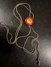 COLLIER CHAINE CRAVATE OU BOLO TIE EN METAL DORé DE L'UNIVERSITE DE CORée