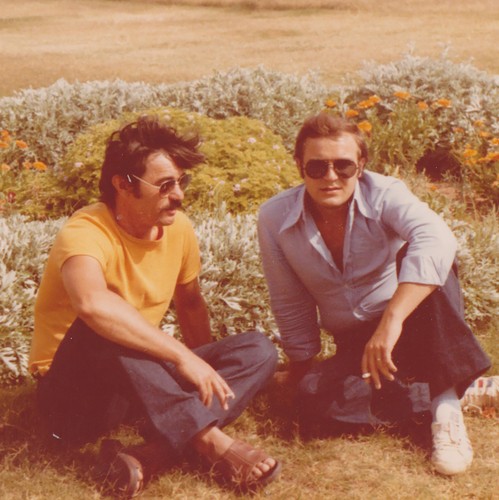 Deux beaux jeunes hommes