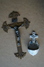 LOT DE 2 SUJET RELIGIEUX 1 CHRIST SUR CUIVRE , 1 BENITIER PORCELAINE DE PARIS