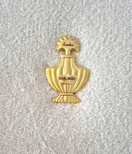 Pin's en métal doré GUERLAIN Shalimar