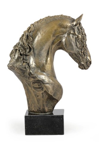Cheval frison mary grosse - frison,