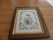 IMAGE ENFANTS DANS CADRE VITRÉ - BRODERIE ET ORNEMENT PAPIER PEINT