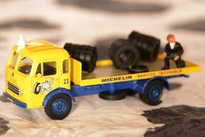 Camion 1:50 - SIMCA Cargo PLateau Michelin - CORGI - Collection Bibendum