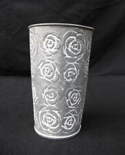 Cache pot en zinc métal décor de fleurs roses en relief shabby chic gris blanc