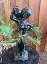 Statue femme africaine en plâtre portant un pot à eau traditionnel 1950
