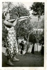 B34 / PHOTO ANCIENNE JEUNE FEMME AVEC FUSIL CARABINE  / 9 X 6 CM