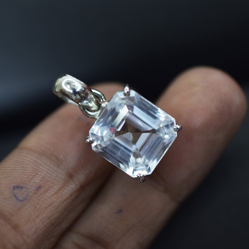 Collier carré saphir blanc