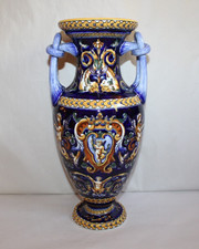 Vase amphore en faïence de Gien, décor Renaissance Italien bleu, h. 34.5 cm