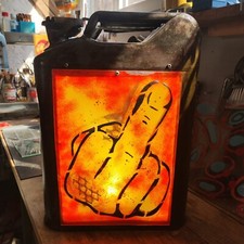 luminaire jerrican US avec doigt d honneur en fusing ( verre fusionné)