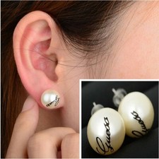 Boucles d'oreilles puces stud clou goujon perles inscription Guess