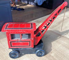 VÉBÉ  - Grue en tôle lithographiée tournante   H : 21 cm - Jouet ancien.