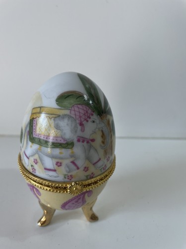 Oeuf porcelaine sur pieds - en,