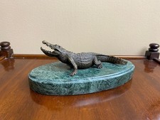 Partager sculpture crocodile - sculpture,