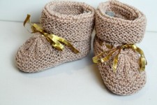 Chaussons au tricot, couleur vieux rose, pour bébé