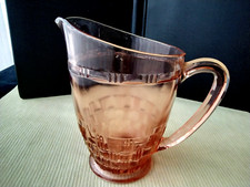 Pichet , carafe à eau en verre pressé moulé rose  Vintage  COUP DE BALAI