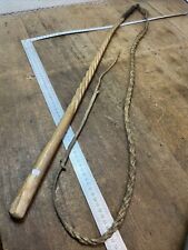 Outil Ancien fouet cravache bois en brins torsadés lanière cuir tressée  (n.1)