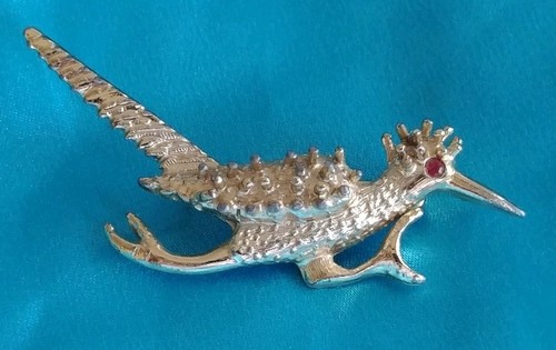 Golden metal roadrunner lapel - golden,
