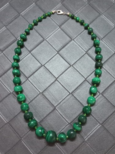 Collier perles malachite - en,