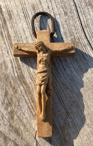 Une croix pectorale bois - pectorale,