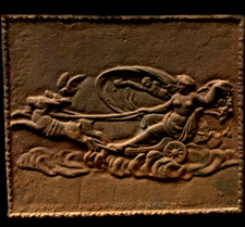 plaque de cheminée en fonte de fer décor course de char . XIX siècle .