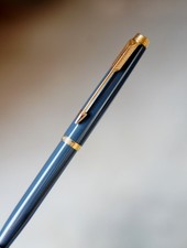 STYLO BILLE PARKER 75 EN LAQUE GRIS BLEU & PL. OR 18 CARATS - TRES RARE VERSION