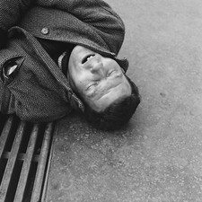 Photo sur papier  argentique dormeur PARIS 1960 format 30x30cm