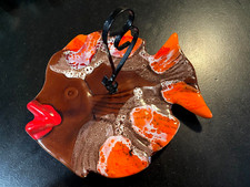 ANCIEN PLATEAU A FROMAGES EN CERAMIQUE VALLAURIS FORME POISSON POIGNEE FER FORGE