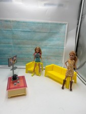 Barbie 2 amies à la maison , salon jaune  OOAK