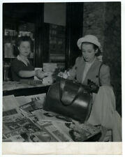 L'actrice Marcelle Derrien par Willy Rizzo. Buraliste. Années 50.