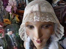 Magnifique coiffe ancienne avec broderies et ruban de satin rose poudre ....