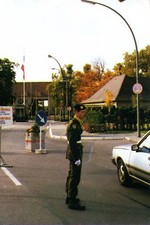 Militaria - FFA - Planton du 46° RI à l'entrée du Quartier Napoléon de Berlin