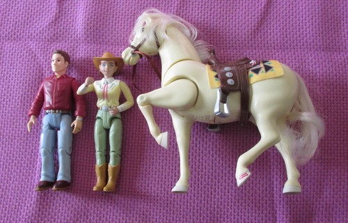 Loving family dollhouse - family, horse