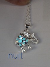 Collier lumineux : Eléphant ou tortue changeant de couleur selon luminosité
