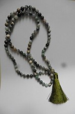 Collier sautoir perles en jade et marbre vert clair beige pompon en soie vert