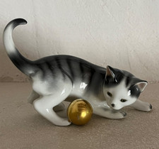 Superbe chat à la pelote  dorée  13 cm CK 302 .B Goebel ?
