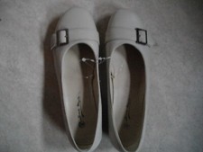 jolies chaussures jamais portées, coloris beige, pointure 40, avec une boucle