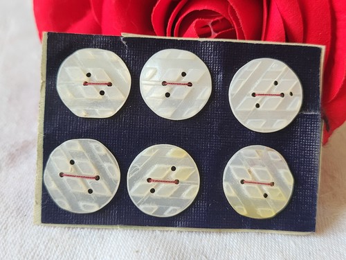 Rare petite plaque boutons