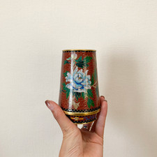 Vase rouleau en métal et émaux cloisonnés décor fleurs et oiseaux