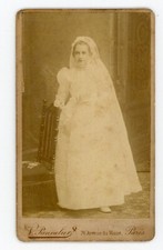 Pannelier à Paris PHOTO CDV, une communiante lors de sa communion en robe