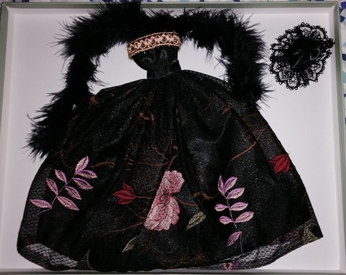 Robe pour poupée - @, mannequin