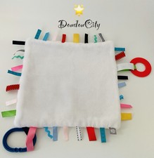 4833?Doudou plat Mouchoir Carré blanc Oxybul Eveil Sensibul Étiquette Couleur