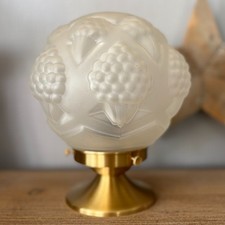 Superbe lampe globe en verre dépoli style art déco, motif raisin
